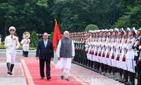 Prime Minister Nguyen Xuan Phuc chaired a welcoming ceremony for Indian Prime Minister Narendra Modi