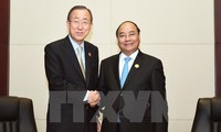Prime Minister Nguyen Xuan Phuc holds sideline meetings at ASEAN Summits in Laos