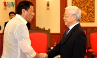 Party leader Nguyen Phu Trong receives Filipino President