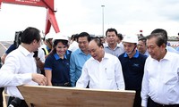 Prime Minister Nguyen Xuan Phuc attends investment promotion conference in Long An 