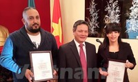 Algerian reporters receive Vietnamese awards 