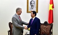 Deputy PM Vuong Dinh Hue meets US Ambassador