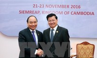 Prime Minister meets Lao counterpart 
