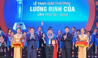 Brilliant young people receive Luong Dinh Cua Awards 