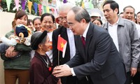 Vietnam Fatherland Front President Nhan extended Christmas greetings to Catholic community 