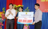 Chairman of Vietnam General Confederation of Labor presents gifts to flood victims in Phu Yen