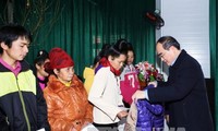 Vietnam Fatherland Front President Nguyen Thien Nhan offers Tet gifts in Son La