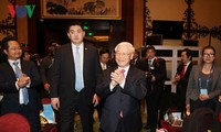 Party General Secretary Nguyen Phu Trong met Chinese business representatives