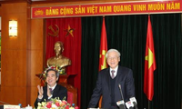 Party General Secretary Nguyen Phu Trong works with the Central Economic Commission