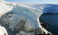 Antarctic ice thaws 