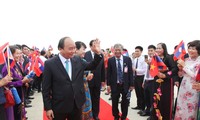 PM Nguyen Xuan Phuc begins official visit to Laos
