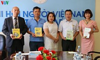 Overseas Vietnamese in Czech given books on Vietnamese