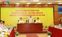 Prime Minister Nguyen Xuan Phuc works with Vietnam National Oil and Gas Group