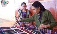 Brocade weaving: dexterity of M’Nong women