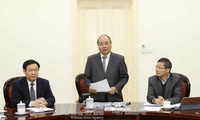 Prime Minister Nguyen Xuan Phuc works with economic advisory taskforce