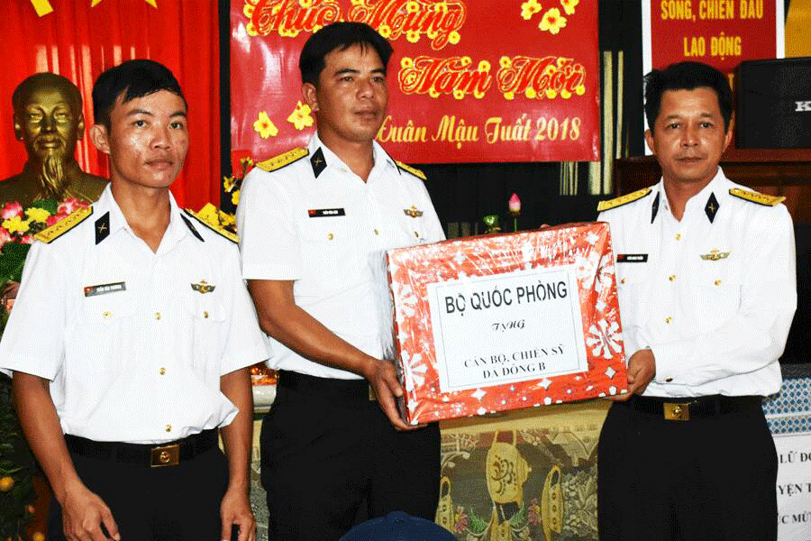 Tet gifts and greetings to Truong Sa archipelago’s Da Dong B and Da Tay B