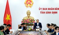 PM Nguyen Xuan Phuc works with Binh Dinh provincial leaders