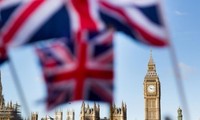 UK growth hits five-year low 