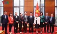 Deputy Prime Minister Vuong Dinh Hue talks with business leaders