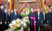 Officials extend X’mas greetings to Catholics across Vietnam