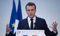 France strives for new deal with protestors