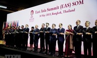 Vietnam attends ASEAN+3, EAS SOMs