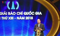 Prime Minister Nguyen Xuan Phuc presents awards to winners of the National Press Award 2018
