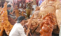 My Xuyen wood carving features Hue Royal Court 