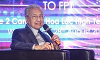 Malaysian PM shares digital transition experience with Vietnam