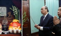 PM Nguyen Xuan Phuc offers incense to President Ho Chi Minh 