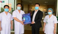 VOV presents bussiness' s 21,000-USD donation to frontline medical staff