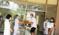 Foreigners thank Vietnamese medical staff