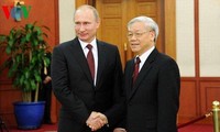 Vietnamese leaders congratulate Russia on National Day