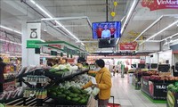 Supermarkets and shops re-open after Tet with stable prices