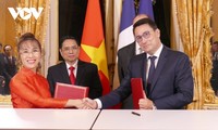 Vietnam, France sign cooperation deals between agencies, businesses