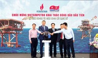 Vietnam welcomes first oil flow from BK-18A and BK-19 oil rigs  