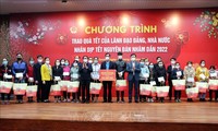 Disadvantaged and ethnic people receive Tet gifts