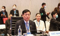 Vietnam shares experience in balancing health, economic targets at APEC meeting