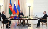 Azerbaijan, Armenia agree not to use force after talks with Putin