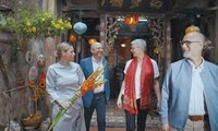 Ambassadors pay tribute to Vietnamese street workers ahead of Tet