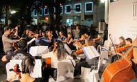 Nouveauté: Orchestre symphonique sur le trottoir à Hanoï