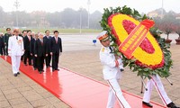Les dirigeants du pays rendent hommage au président Ho Chi Minh