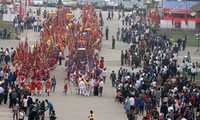 Procession de palanquins vers le temple des rois Hùng