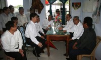 Nguyen Tan Dung rend visite aux habitants d'une zone de relogement à Hue