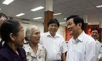 Le président Truong Tan Sang rencontre des électeurs à Ho Chi Minh-ville  