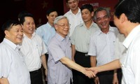 Le Secrétaire Général du Parti rencontre des électeurs hanoiens