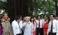 Nguyen Phu Trong visite la rédaction du journal Nhân Dân