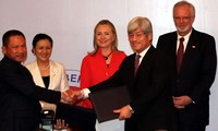 Hillary Clinton rencontre des entrepreneurs vietnamiens
