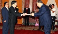 6 nouveaux ambassadeurs étrangers reçus par le président vietnamien