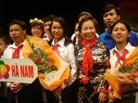 La vice-présidente Nguyen Thi Doan félicite des talentueux de Hà Nam